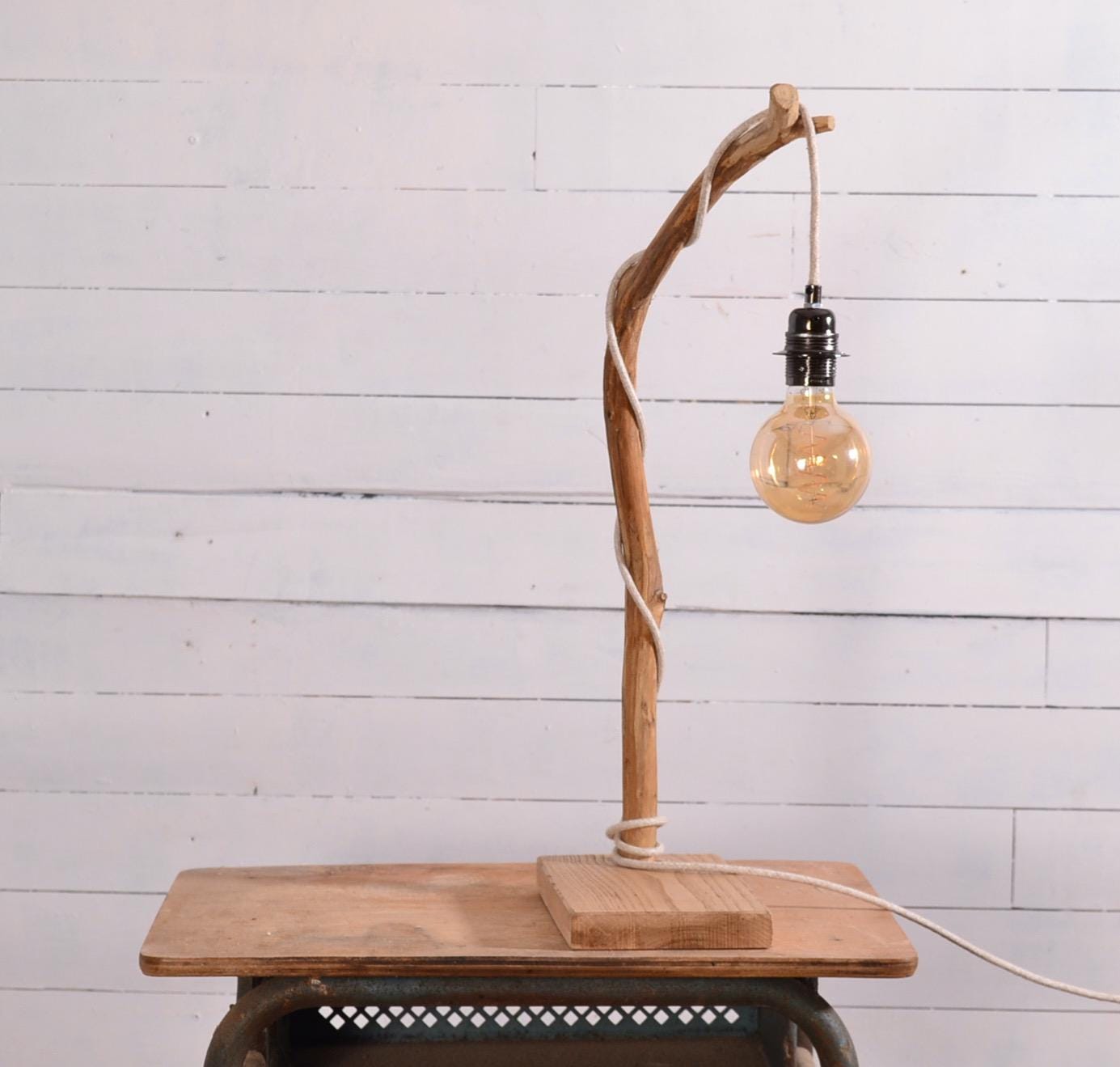 Lampe de table avec une belle branche patinée par le temps