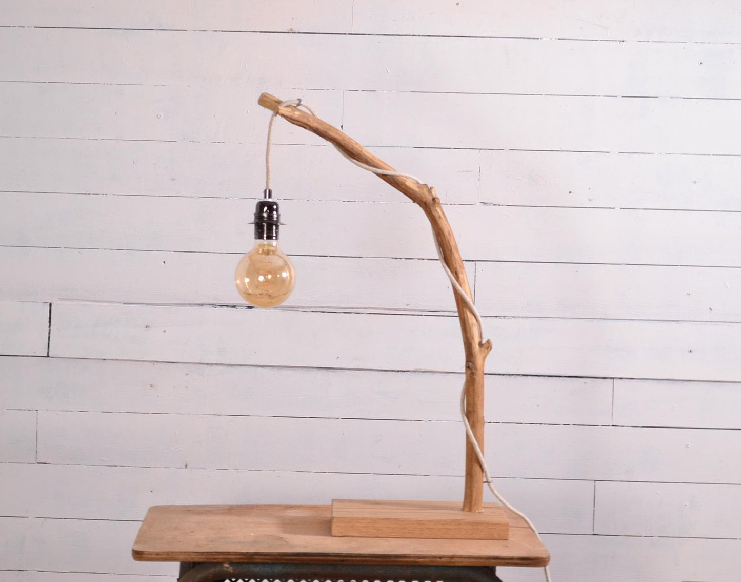 Lampe de table avec une belle branche patinée par le temps