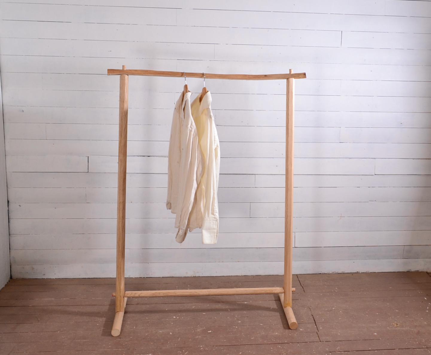 Portant à vêtements en bois brut – Fabrication artisanale pour boutique ou chambre - style bohème