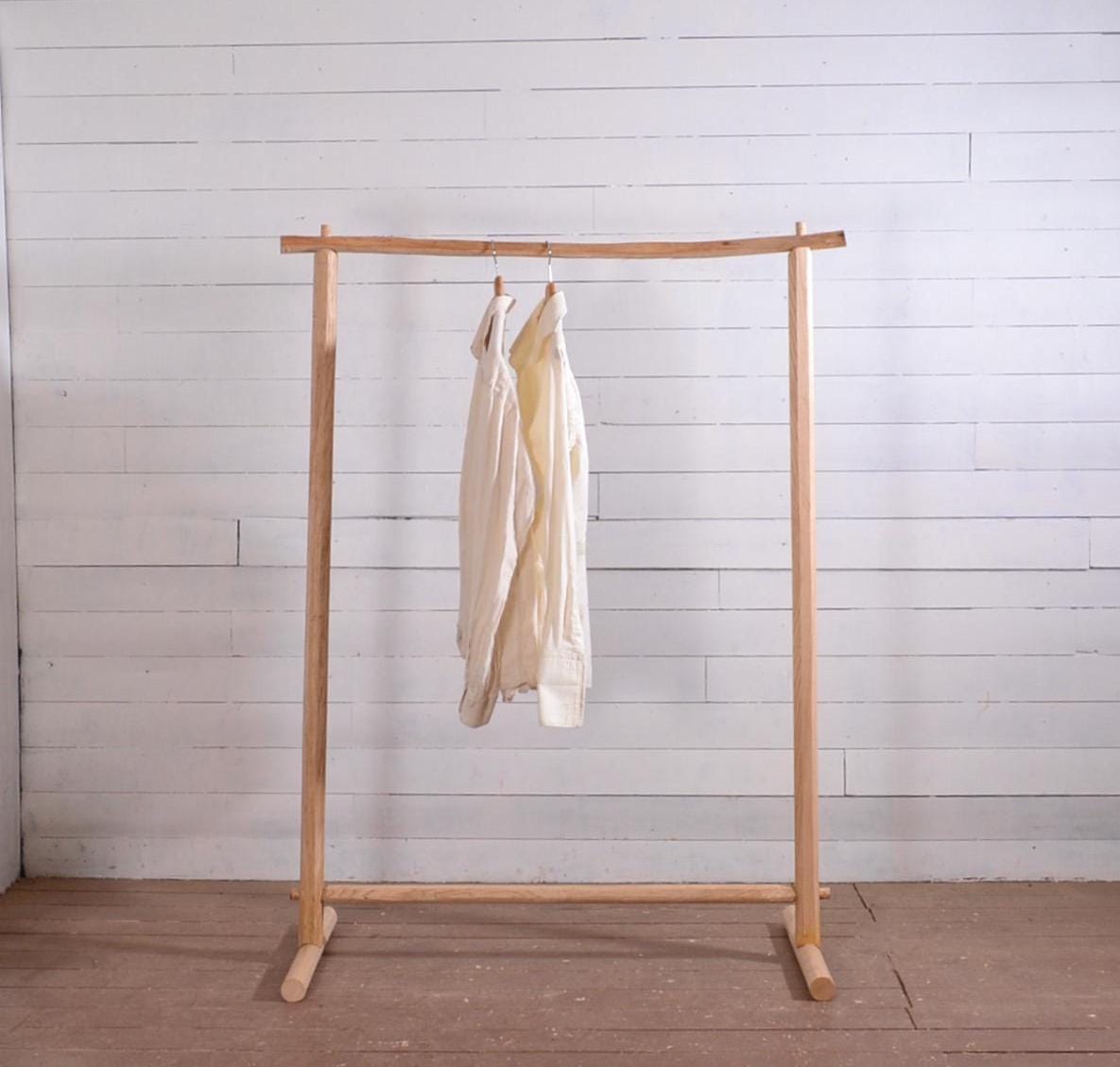 Portant à vêtements en bois brut – Fabrication artisanale pour boutique ou chambre - style bohème