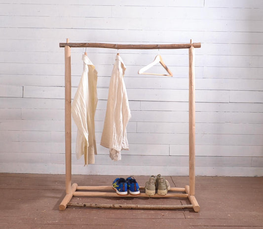 Portant vêtements en bois fait main, noisetier et châtaignier, esprit bohème