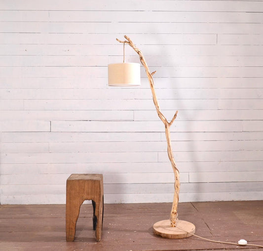 Lampadaire avec une belle branche de chêne, luminaire organique