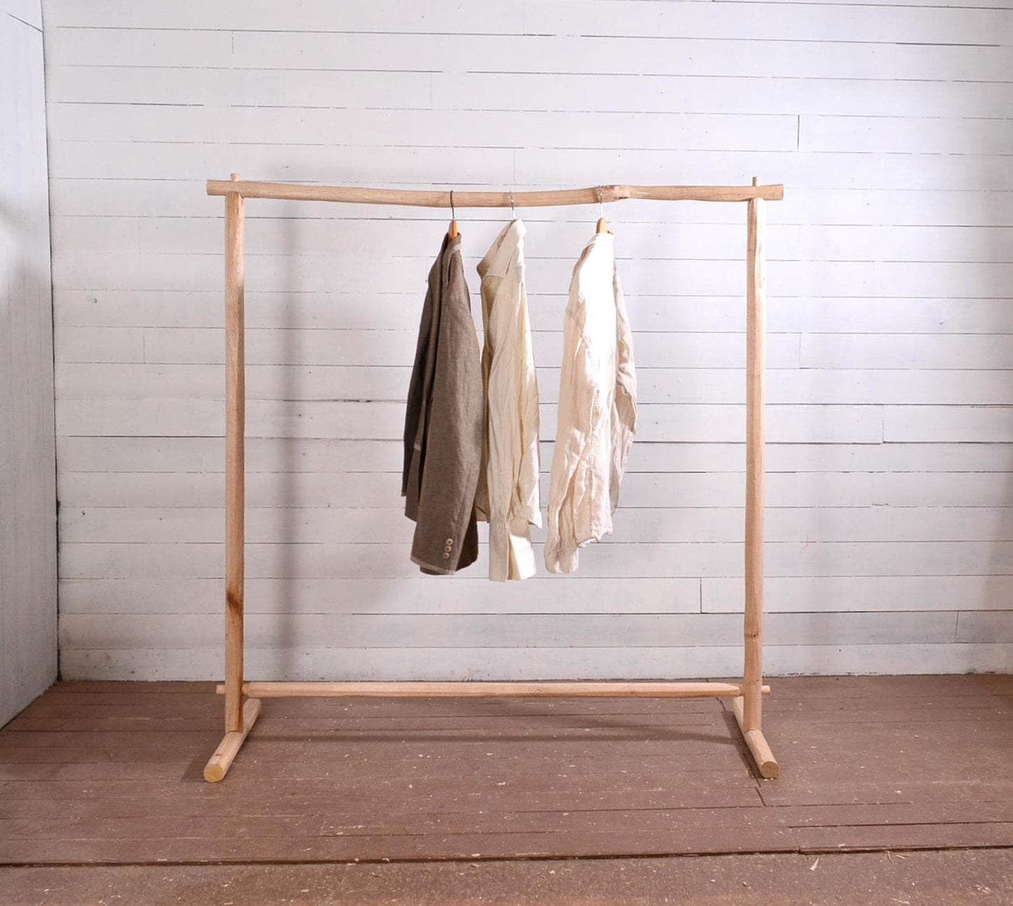Portant à vêtements en bois brut – Fabrication artisanale pour boutique ou chambre - style bohème