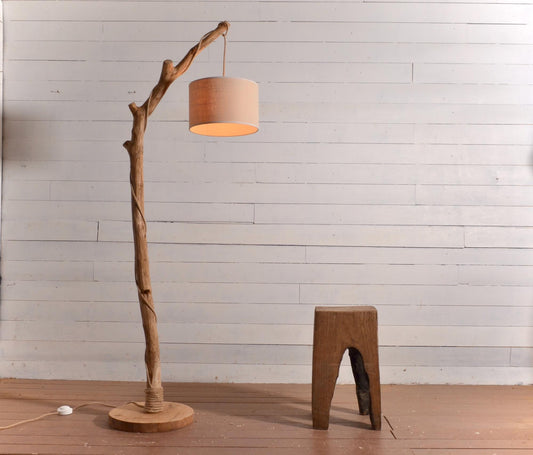 Lampadaire en chêne massif fait main – bois naturel, abat-jour en jute clair ou coton blanc, cordon jute, style artisanal bohème
