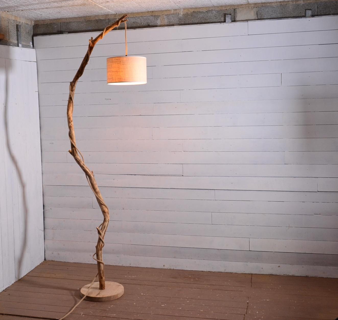 Lampadaire châtaignier et chêne massif fait main – bois naturel, abat-jour en jute clair ou coton blanc, cordon jute, style artisanal bohème