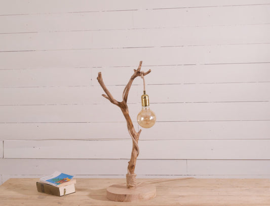 Lampe de table avec une belle branche patinée par le temps