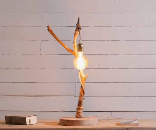 Lampe de table avec une belle branche patinée par le temps