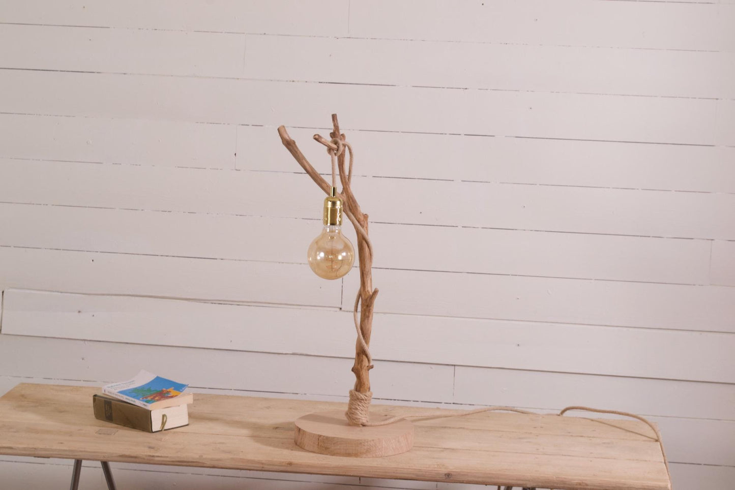 Lampe de table avec une belle branche patinée par le temps