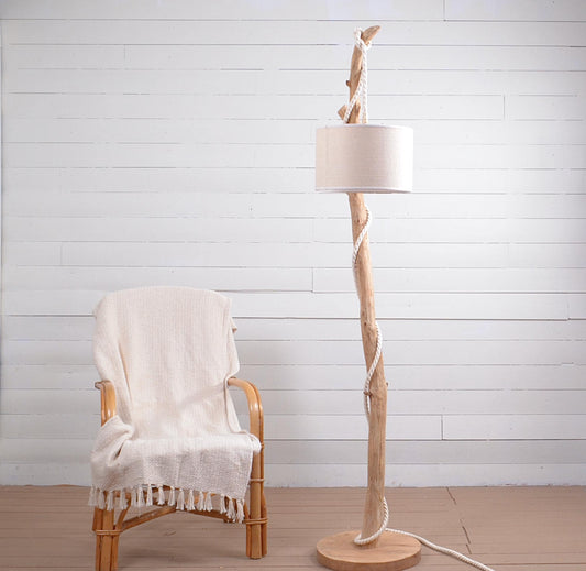 Lampadaire en chêne massif fait main – bois naturel, abat-jour en jute clair ou coton blanc, cordon jute, style artisanal bohème