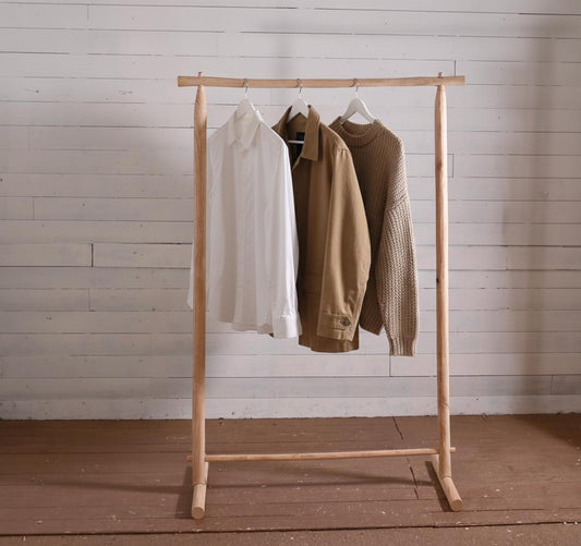 Portant à vêtements en bois brut – Fabrication artisanale pour boutique ou chambre - style bohème