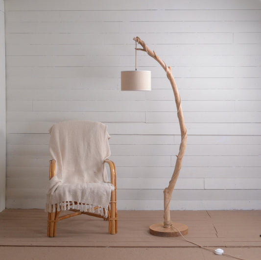 Lampadaire branche fait main – bois naturel, cordon jute, style artisanal bohème