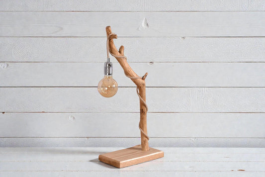 Lampe de table avec une belle branche patinée par le temps