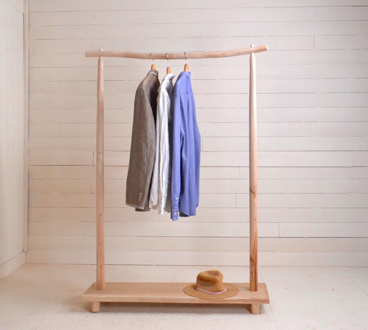 Portant vêtements en bois naturel avec étagère chaussure, design brut élégant