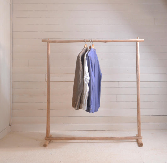 Portant vêtements design en bois brut, beau et naturel - parfait pour chambres et boutiques