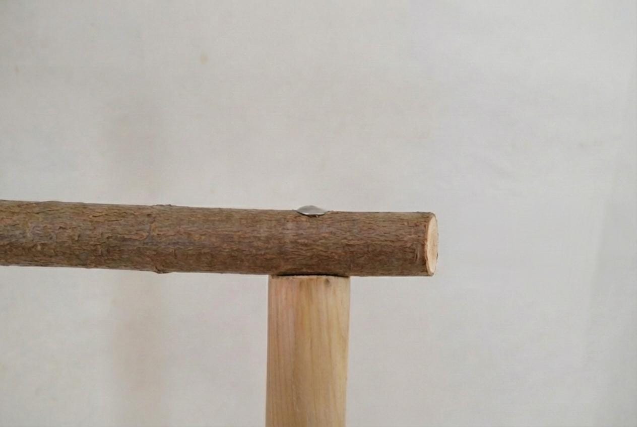 Portant vêtements en bois fait main, noisetier et châtaignier, esprit bohème