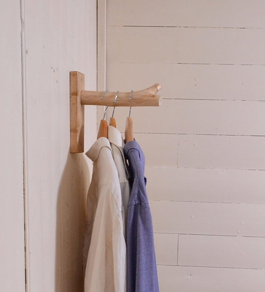 Support mural avec une branche pour accrocher des vêtements, déco bois