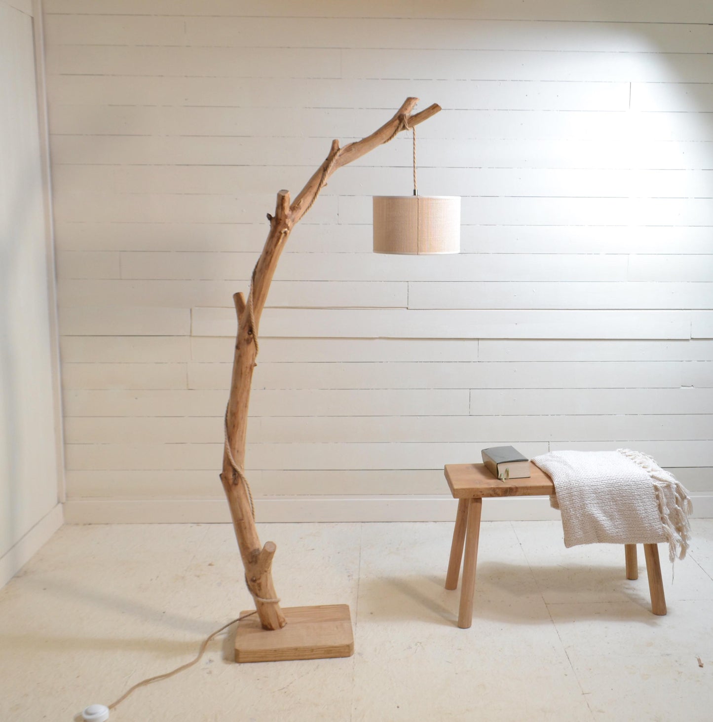 Lampadaire en bois naturel et moderne – 160 cm – Pièce unique artisanale