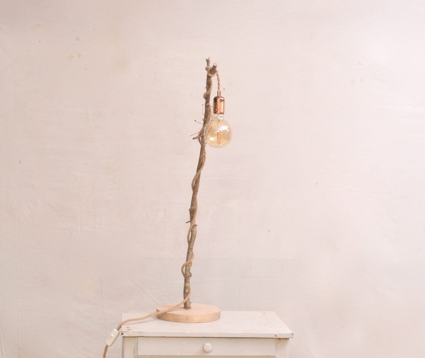 Lampe en bois brut, avec une belle branche de noisetier, esprit bohème
