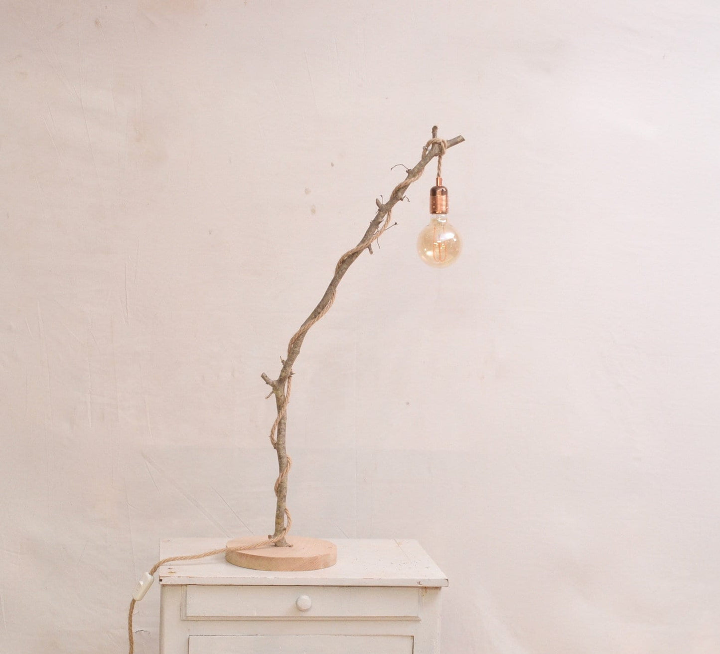 Lampe en bois brut, avec une belle branche de noisetier, esprit bohème