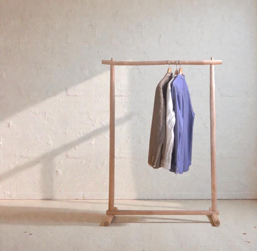 Notre portant en bois, un élément de décoration utile et beau, aux allures de vacances au bord de mer