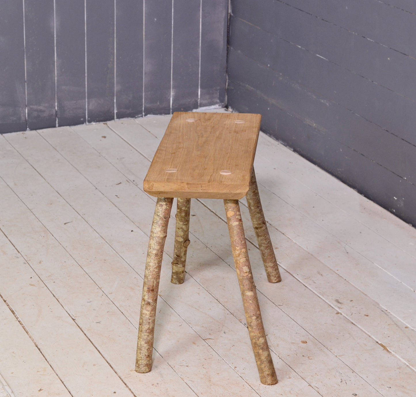 Tabouret en bois, chêne, avec pieds en noisetier, bout de canapé