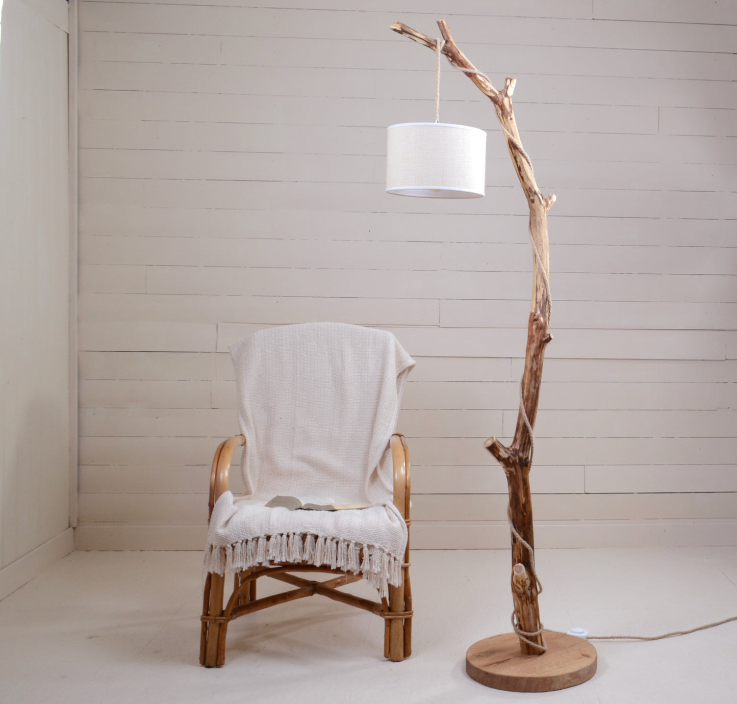 Lampadaire branche  – bois naturel, cordon jue tressé, style artisanal bohème