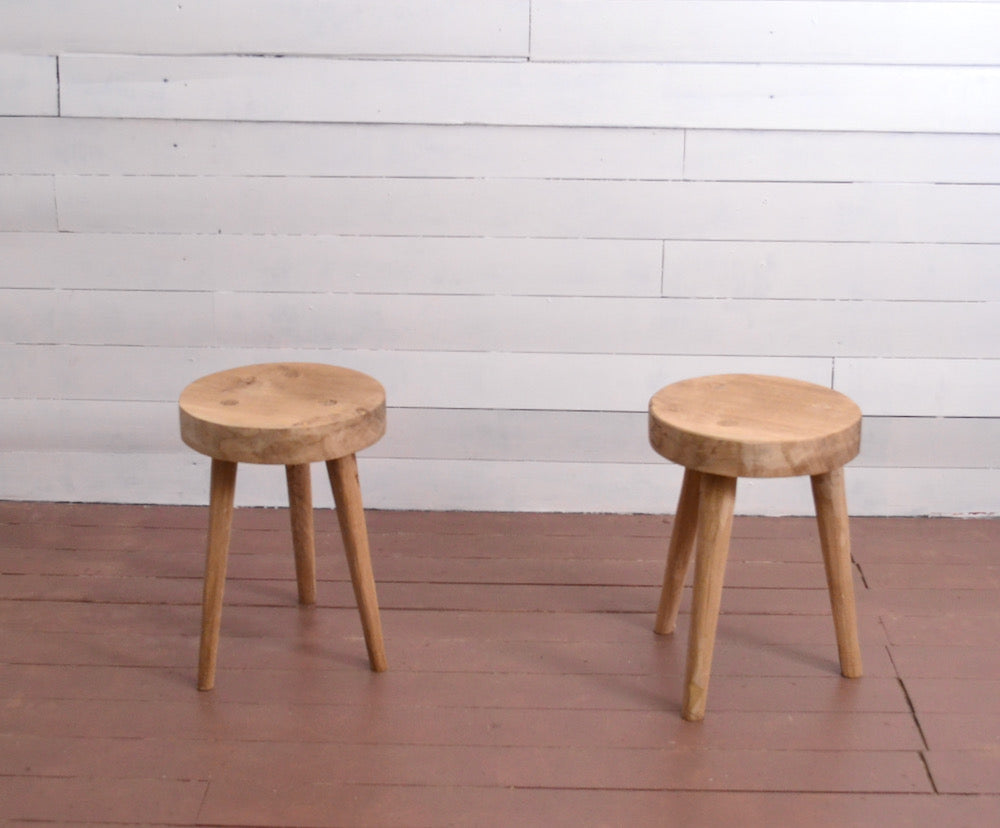 Tabouret rond en bois 3 pieds coniques en châtaignier, bout de canapé, trépied