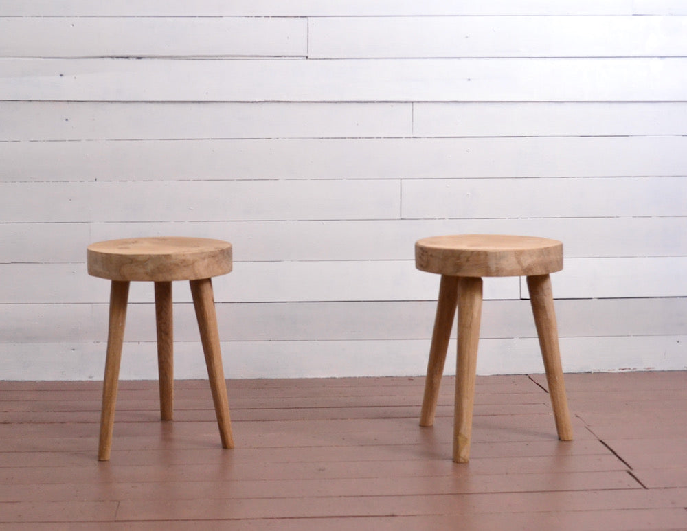 Round stool, 3 legs in solid handmade chestnut.