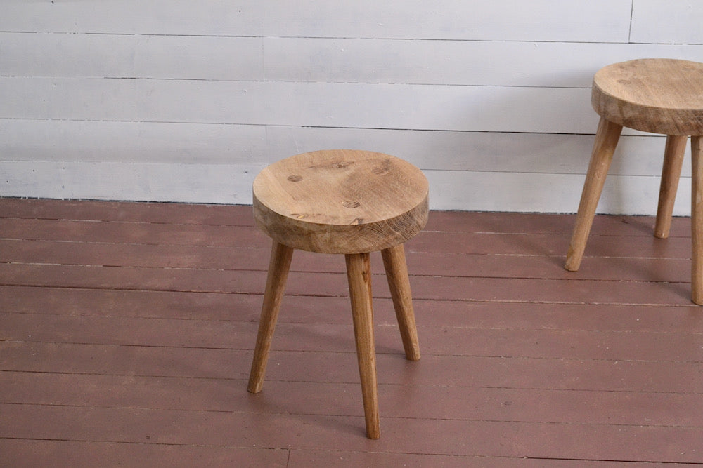 Round stool, 3 legs in solid handmade chestnut.