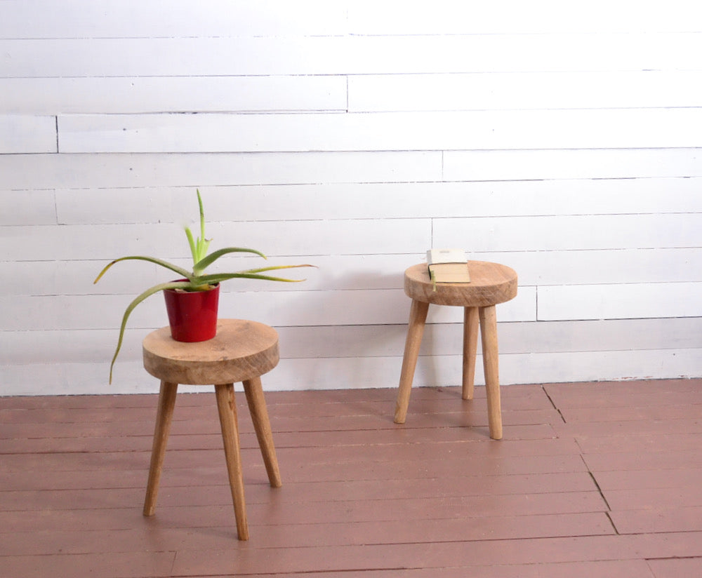 Round stool, 3 legs in solid handmade chestnut.