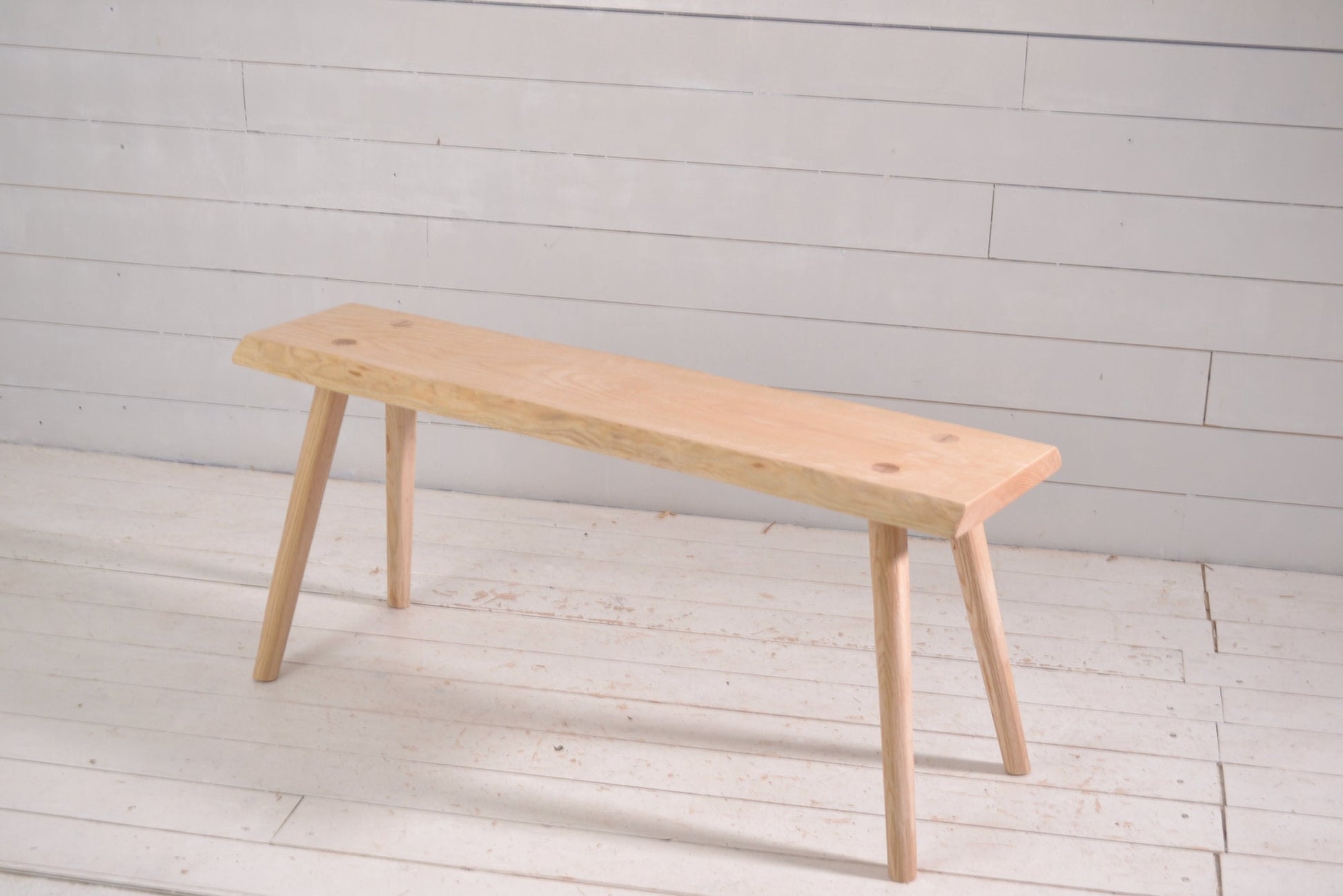 Banc live edge en frêne, bois massif, banc d'intérieur, banc hall d'entrée