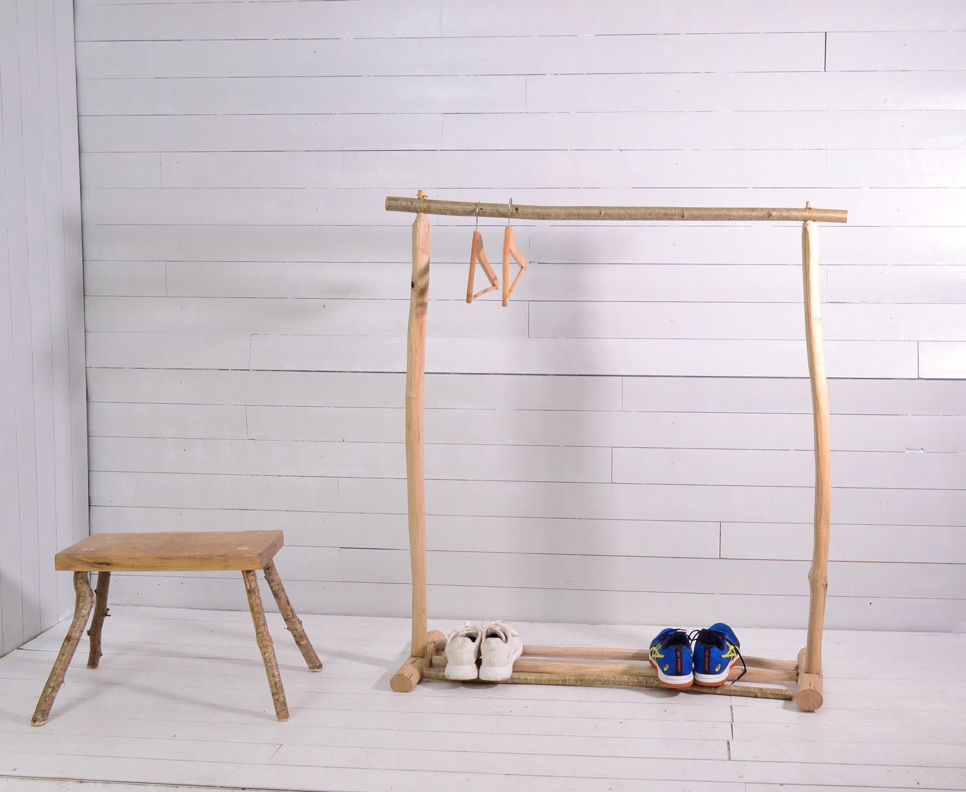 Portant vêtements en bois fait main, noisetier et châtaignier, esprit bohème