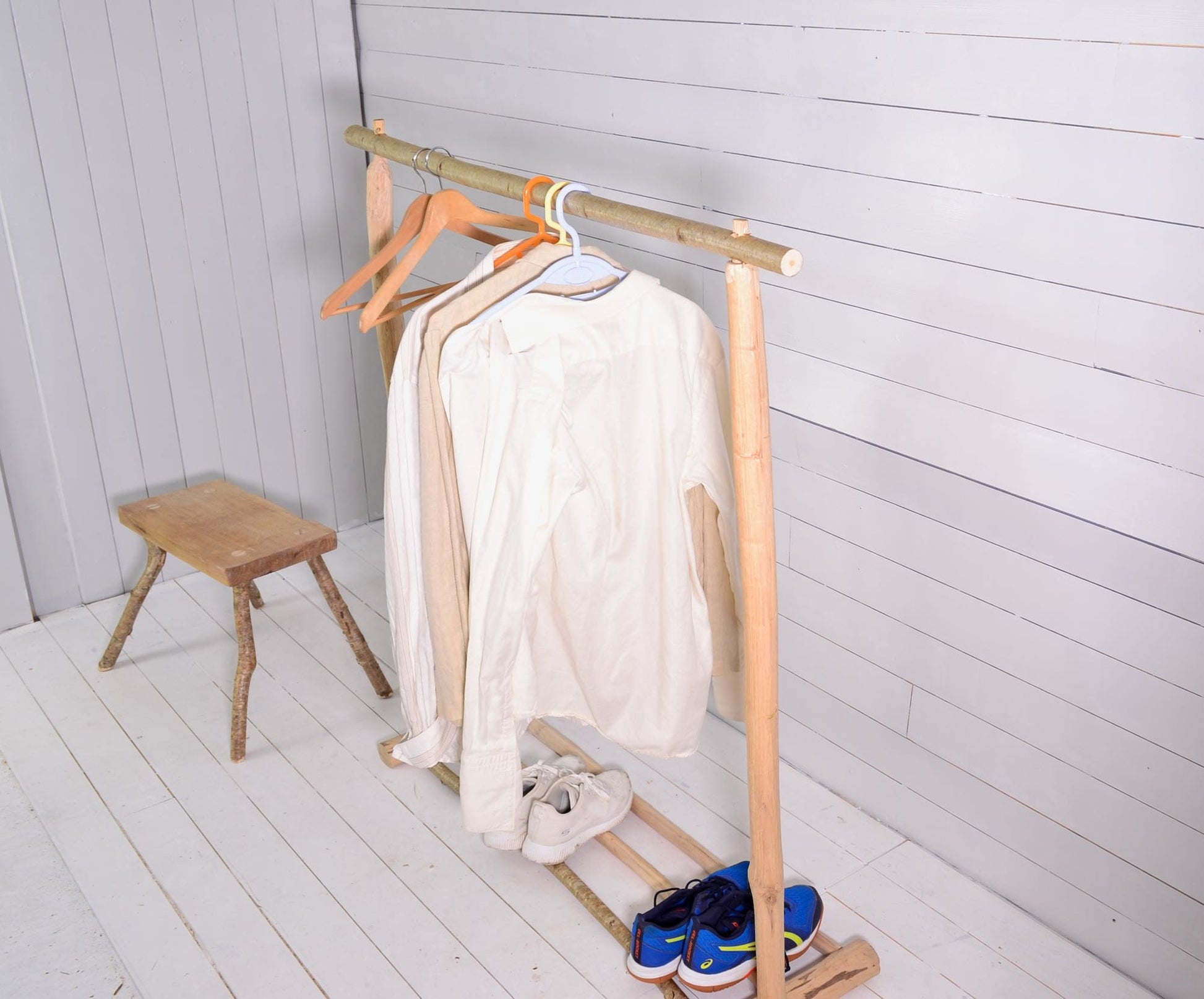 Portant vêtements en bois fait main, noisetier et châtaignier, esprit bohème