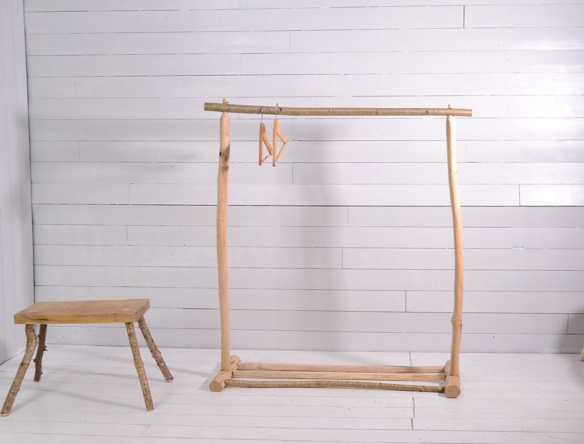 Portant vêtements en bois fait main, noisetier et châtaignier, esprit bohème