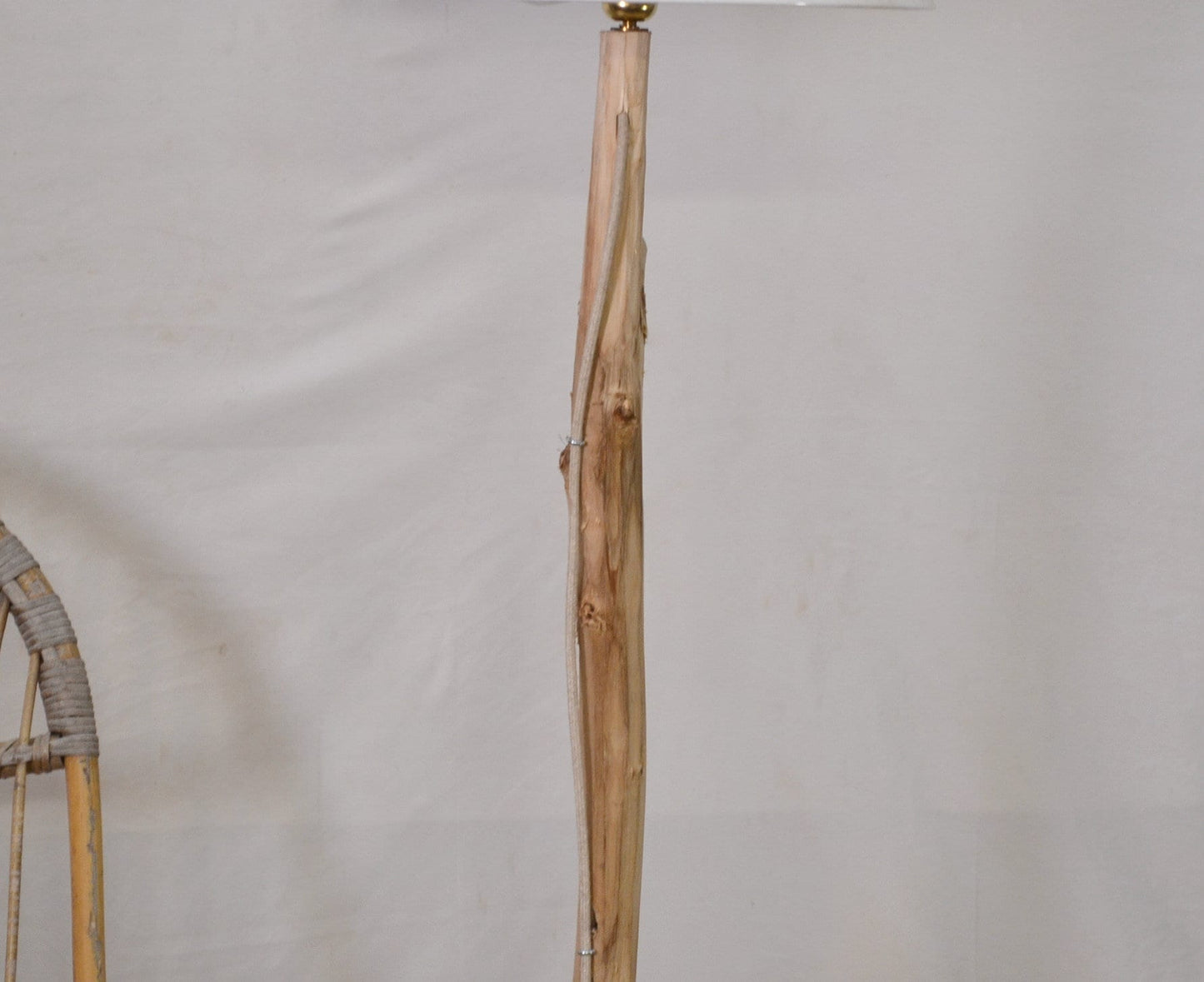 Lampadaire sur pied en bois avec une jolie branche