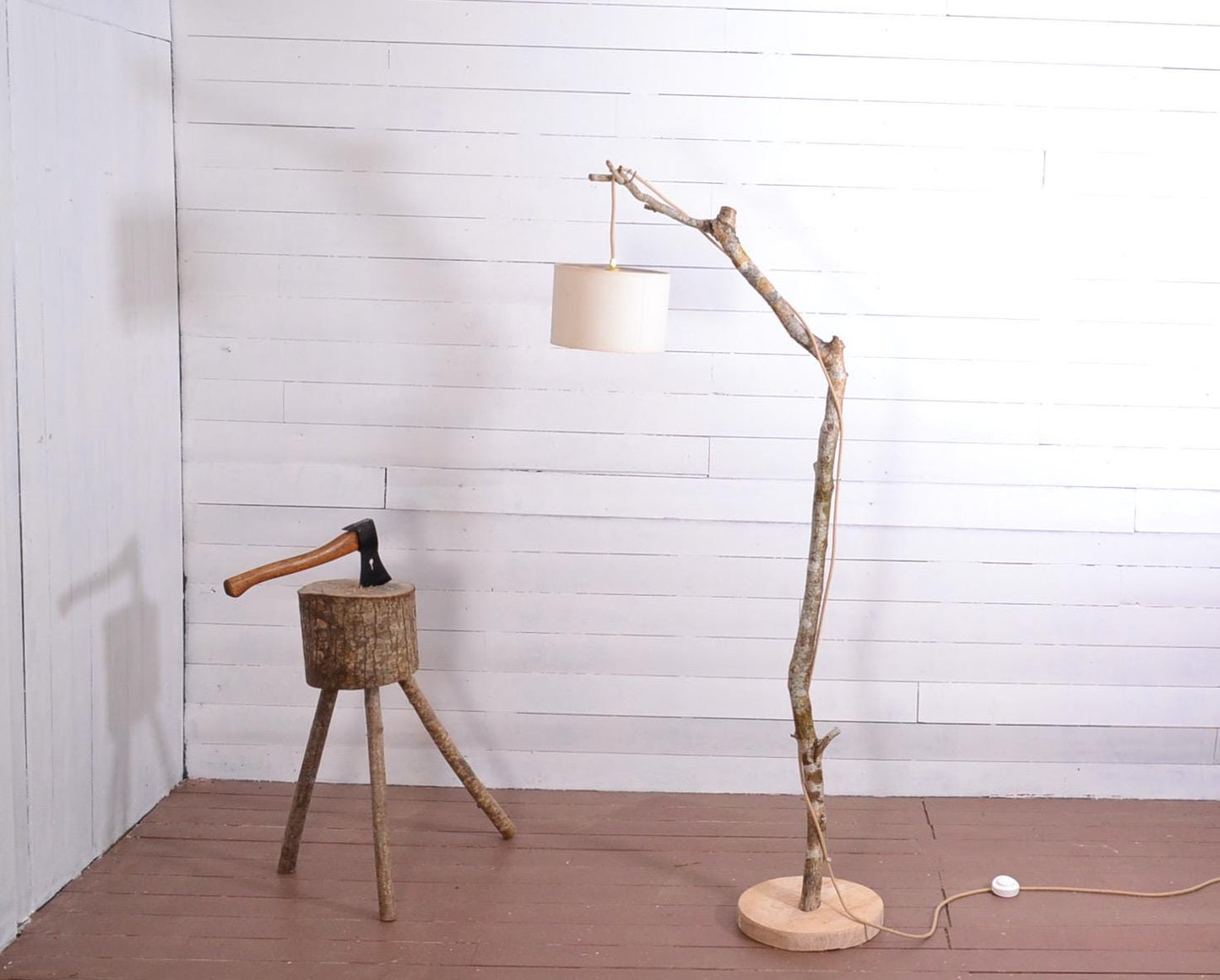 Lampadaire design bohème en bois avec une branche de noisetier