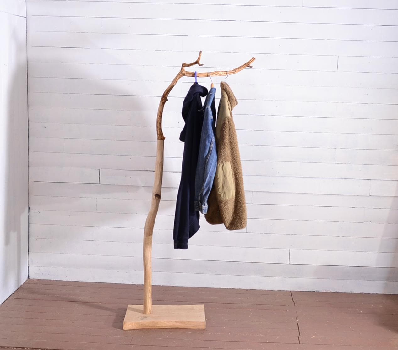 Portant vêtements, dressing en bois avec une branche, valet de chambre