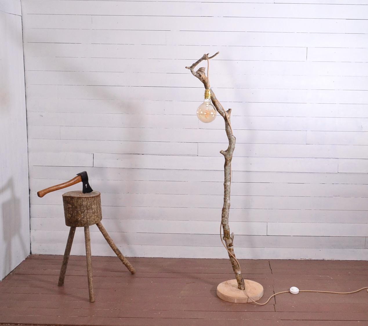 Lampadaire design bohème en bois avec une branche de noisetier