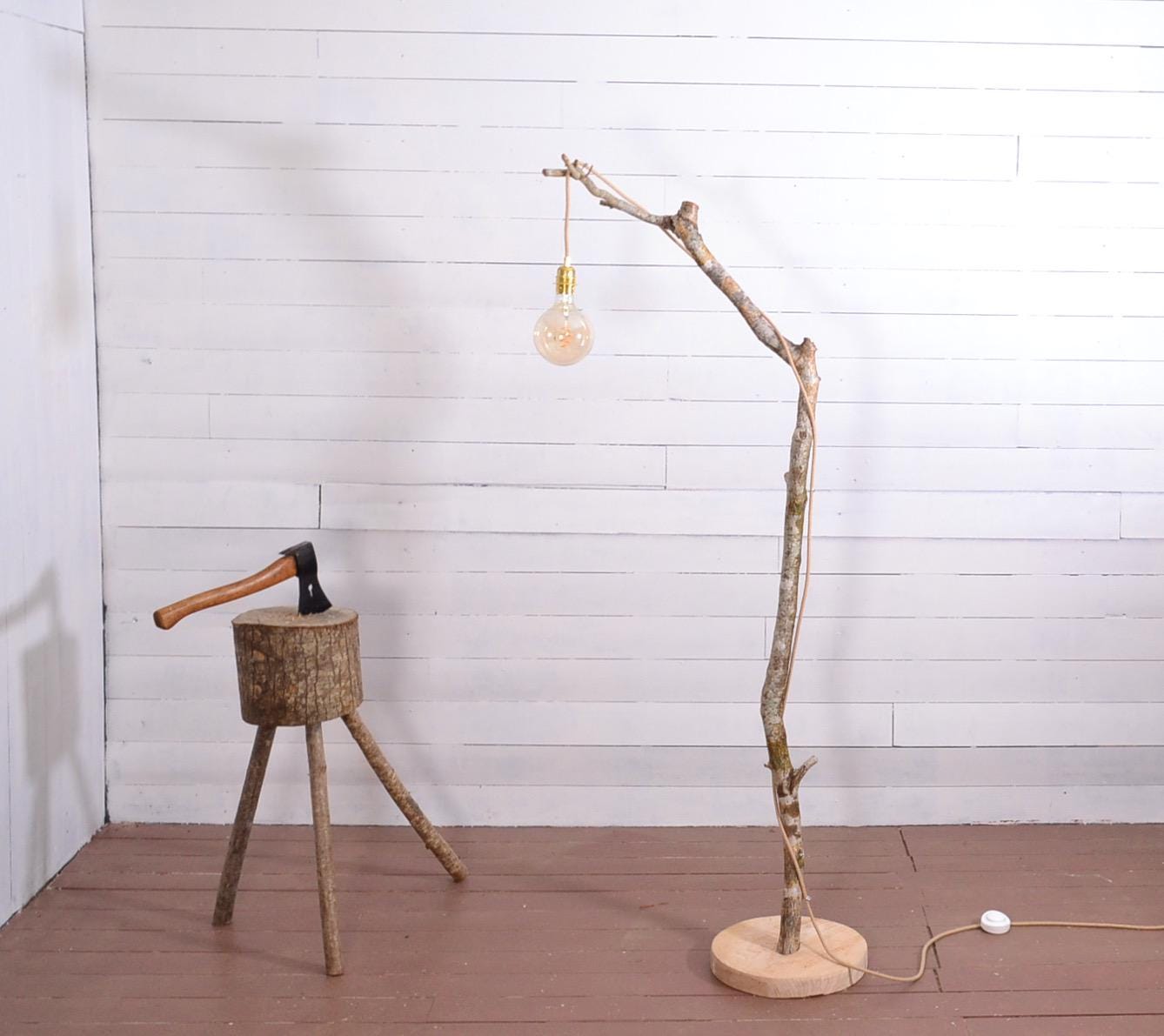 Lampadaire design bohème en bois avec une branche de noisetier