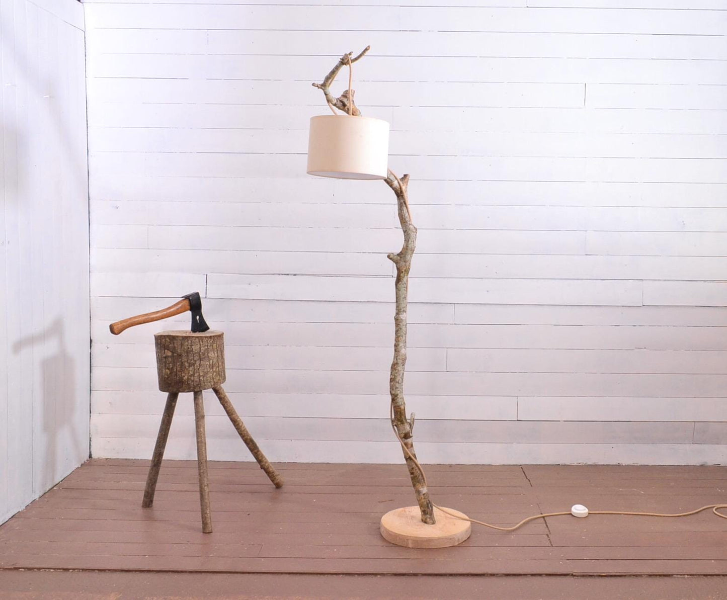 Lampadaire design bohème en bois avec une branche de noisetier