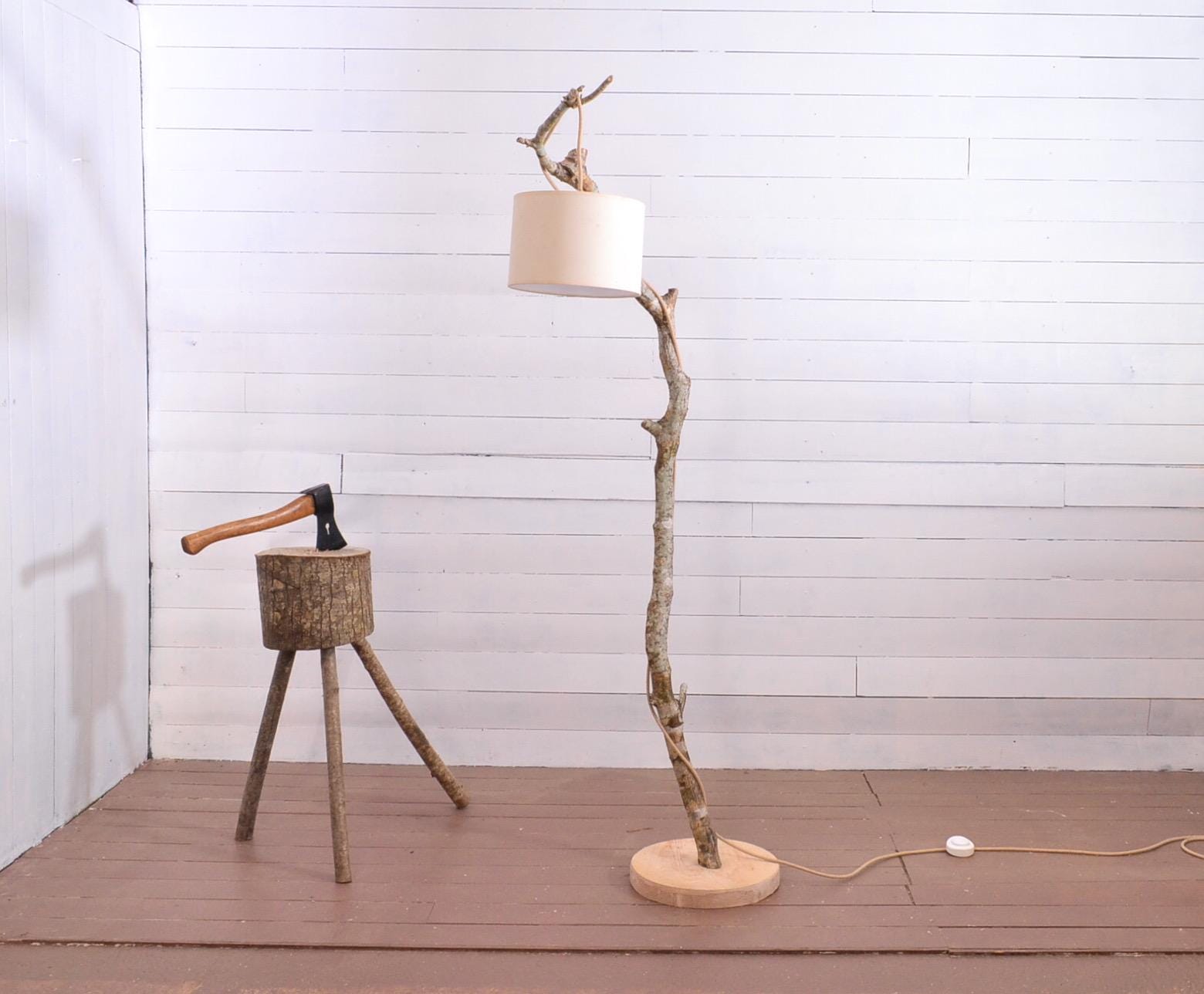 Lampadaire design bohème en bois avec une branche de noisetier