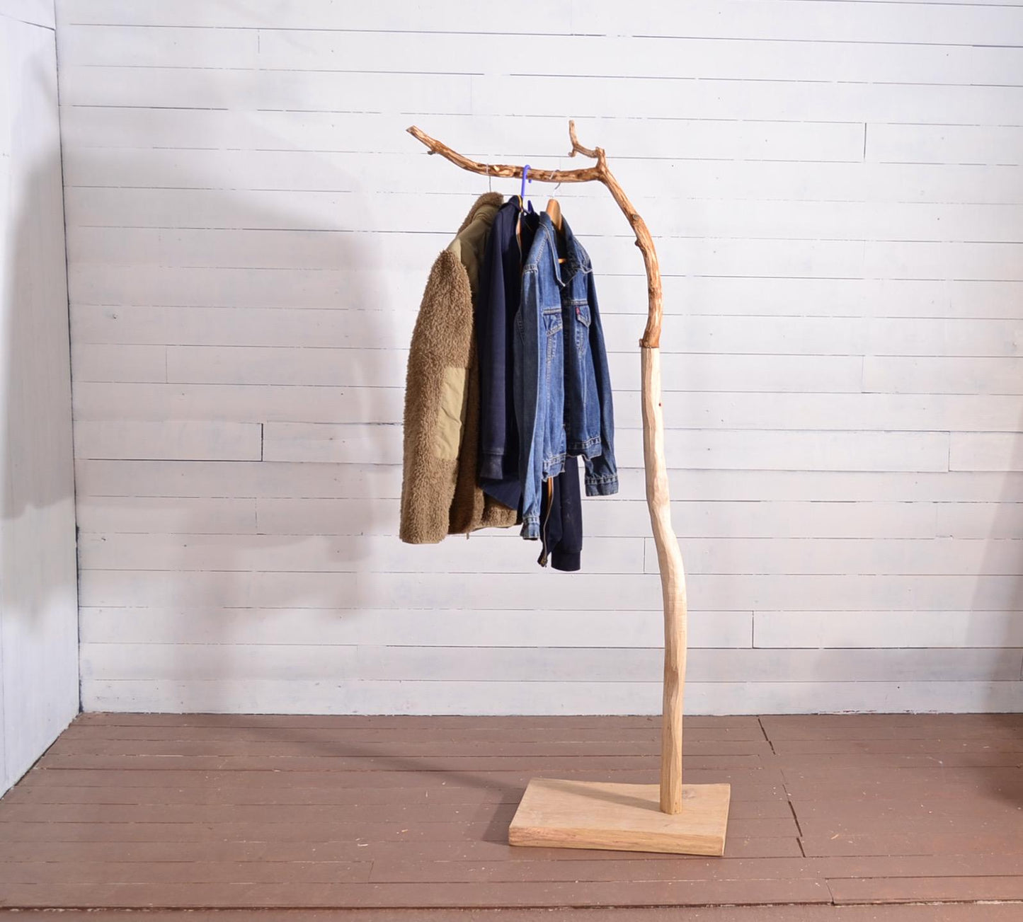 Portant vêtements, dressing en bois avec une branche, valet de chambre