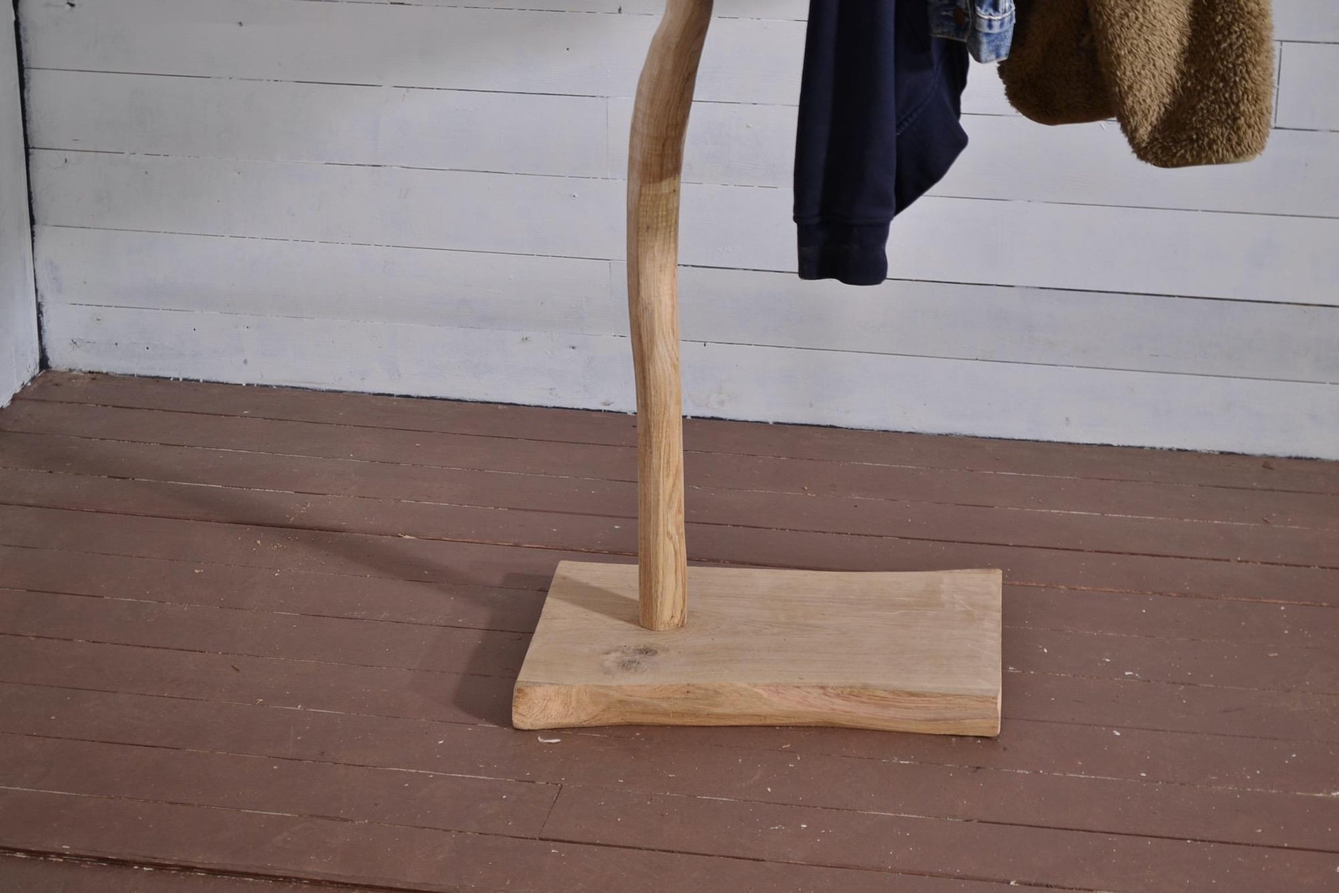 Portant vêtements, dressing en bois avec une branche, valet de chambre