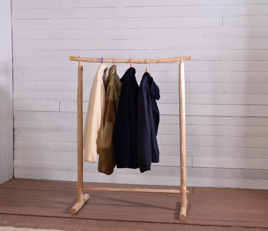 Portant à vêtements en bois brut – Fabrication artisanale pour boutique ou chambre - style bohème