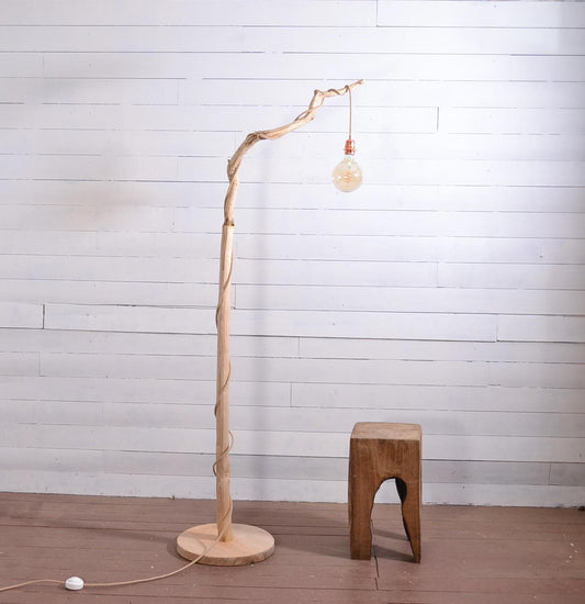 Grand lampadaire bois avec une belle branche de chêne
