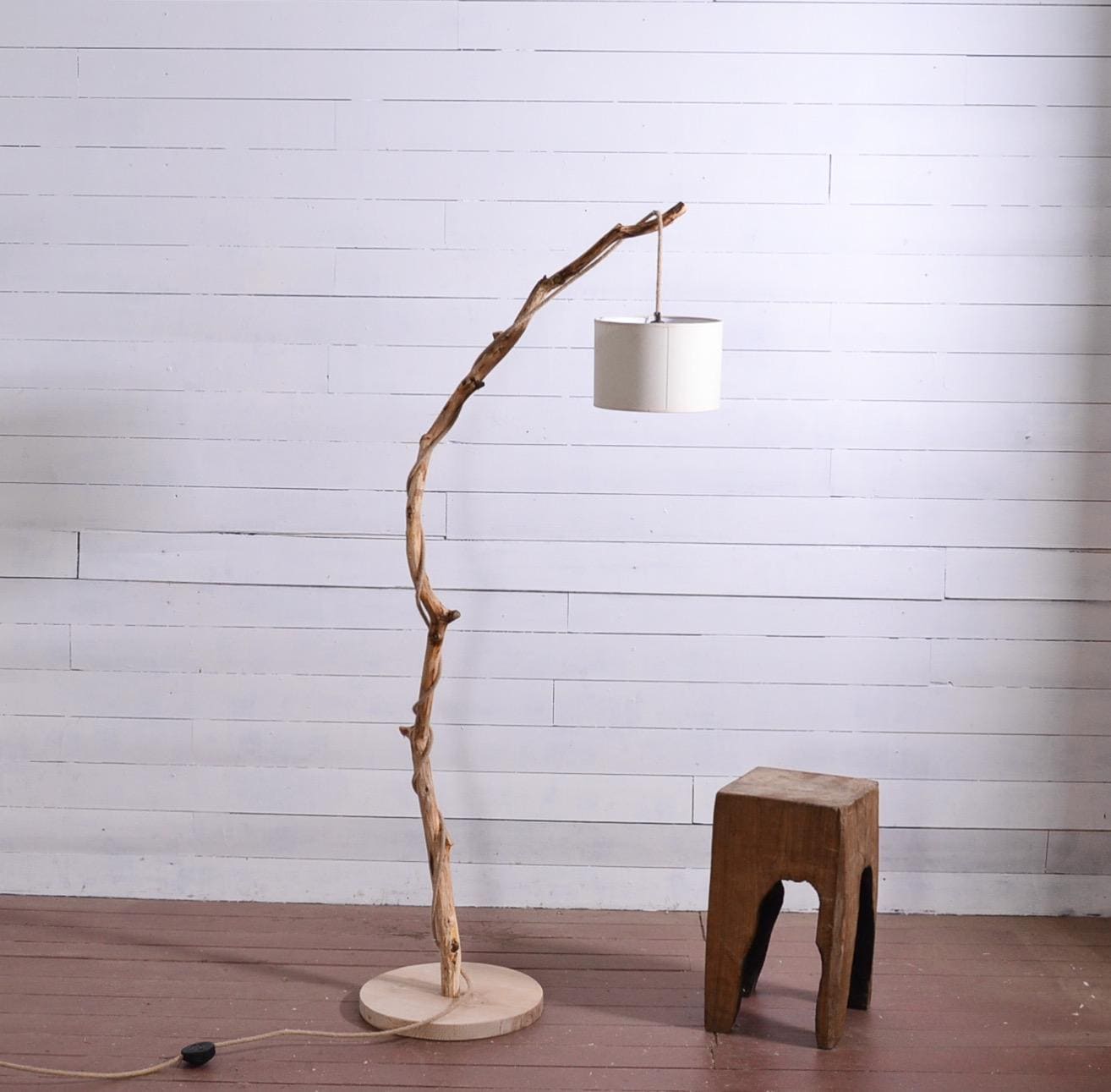 Lampadaire bois avec une belle branche de caractère, déco nature