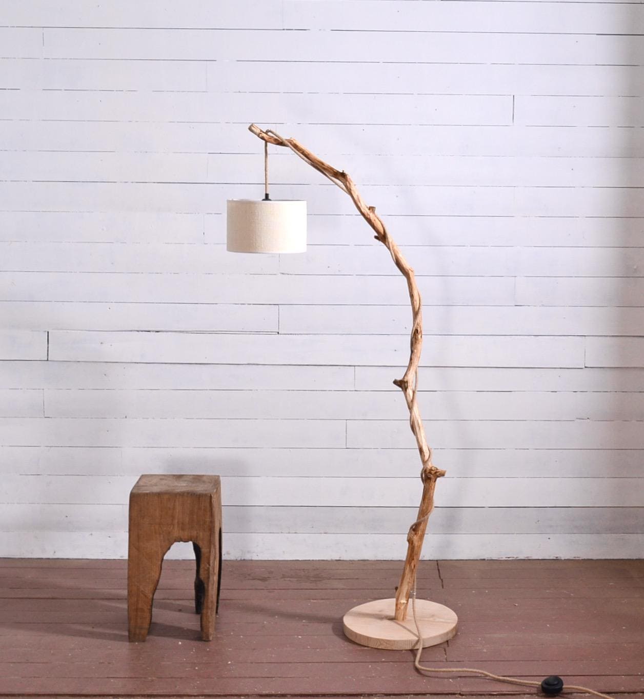 Lampadaire bois avec une belle branche de caractère, déco nature