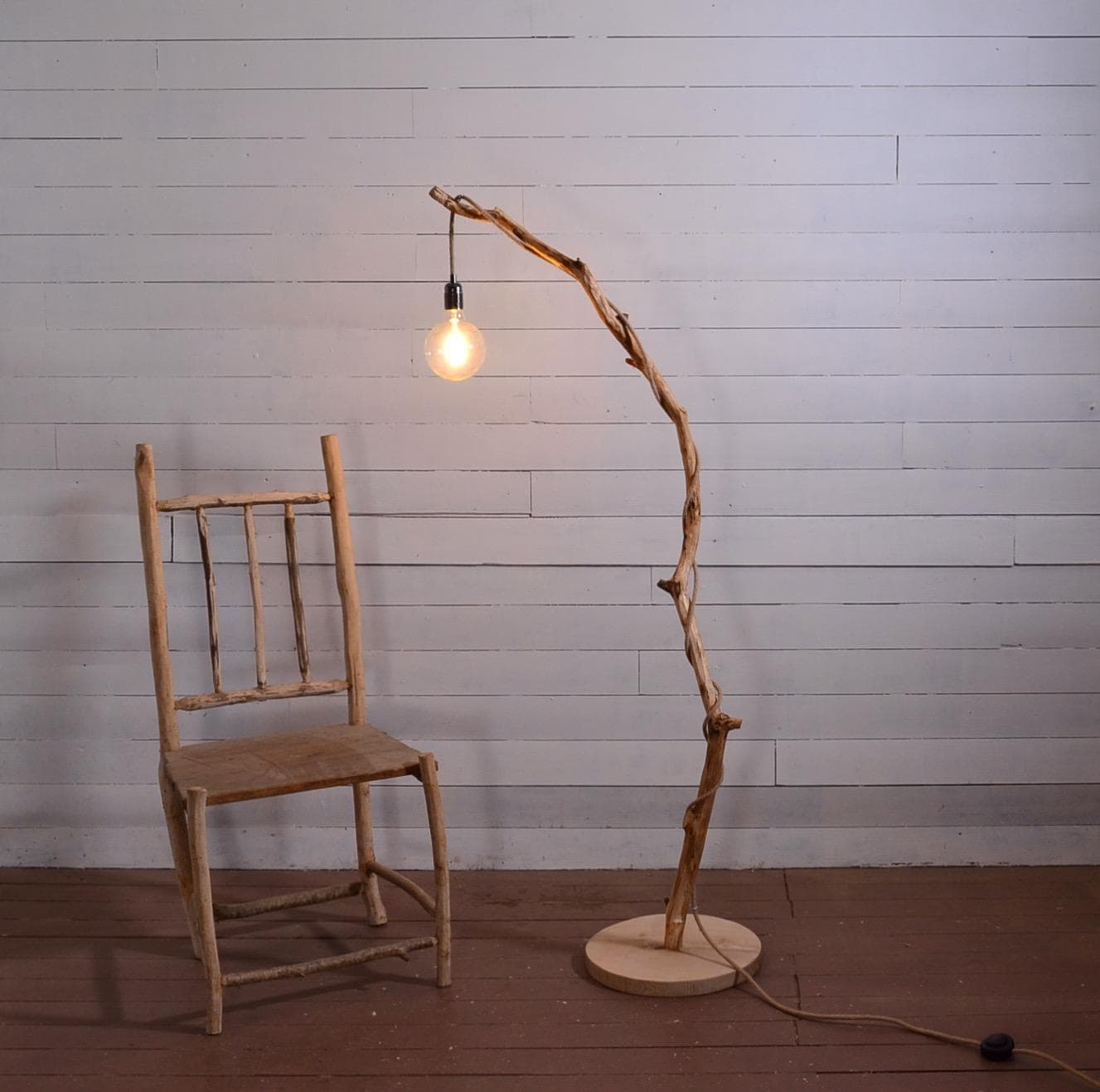 Lampadaire bois avec une belle branche de caractère, déco nature