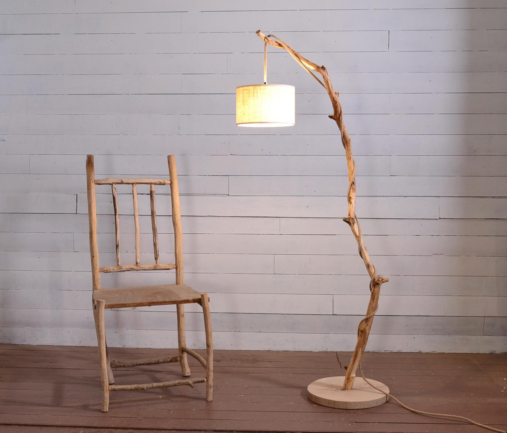 Lampadaire bois avec une belle branche de caractère, déco nature