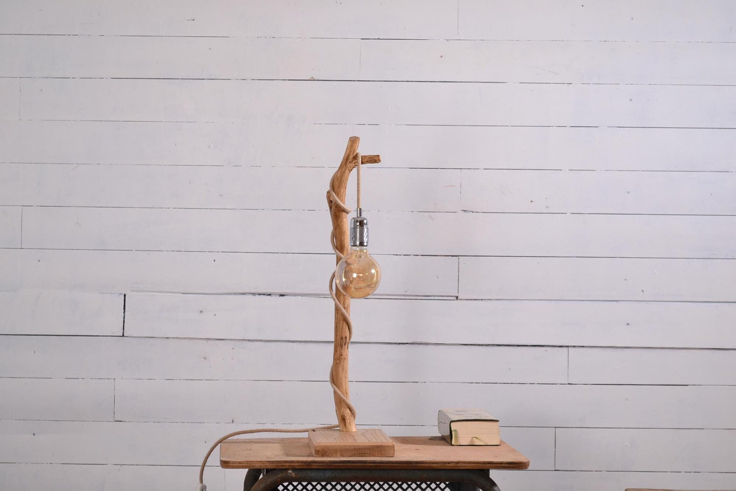 Lampe de table avec une belle branche patinée par le temps